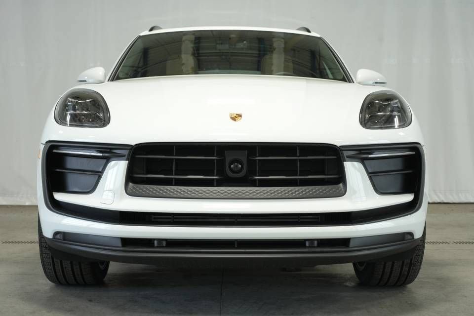 Certified 2025 Porsche Macan AWD/4WD image 11