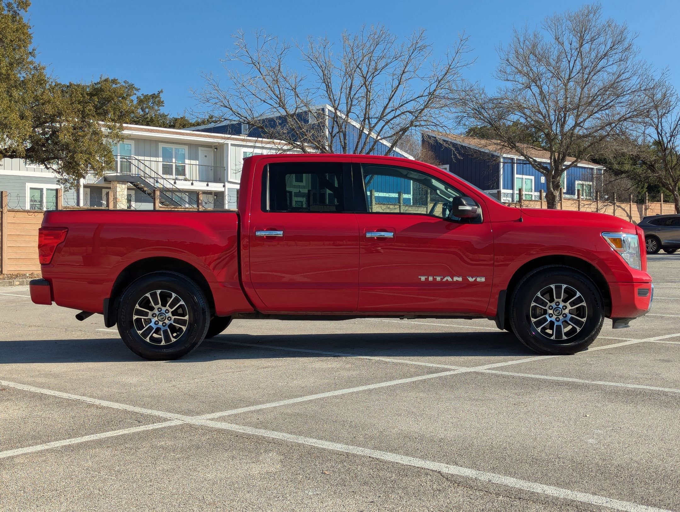 Used 2020 Nissan Titan SV image 3