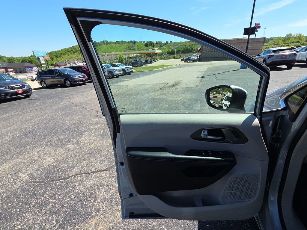 Used 2023 Chrysler Pacifica Touring-L FWD image 12