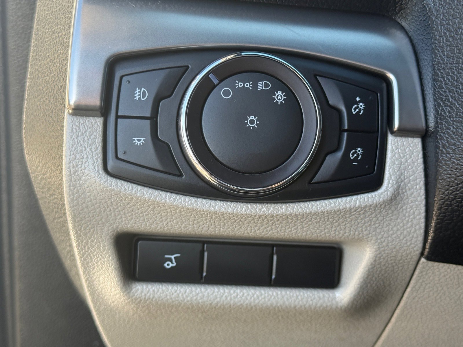 Used 2018 Ford Explorer XLT w/ Equipment Group 202A image 23