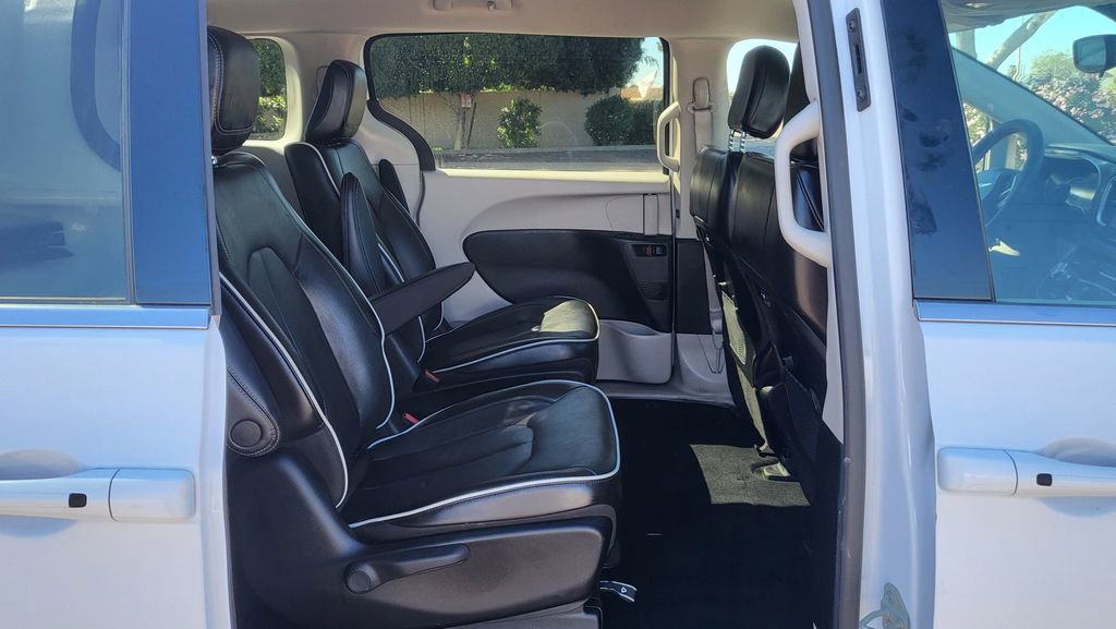 Used 2024 Chrysler Pacifica Select image 21