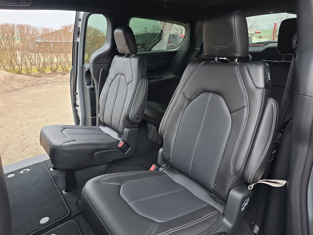 New 2026 Chrysler Pacifica Select image 16