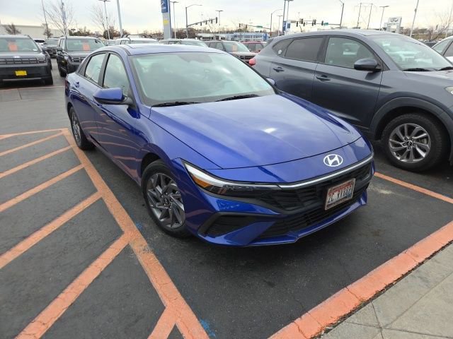 Used 2024 Hyundai Elantra SEL image 2