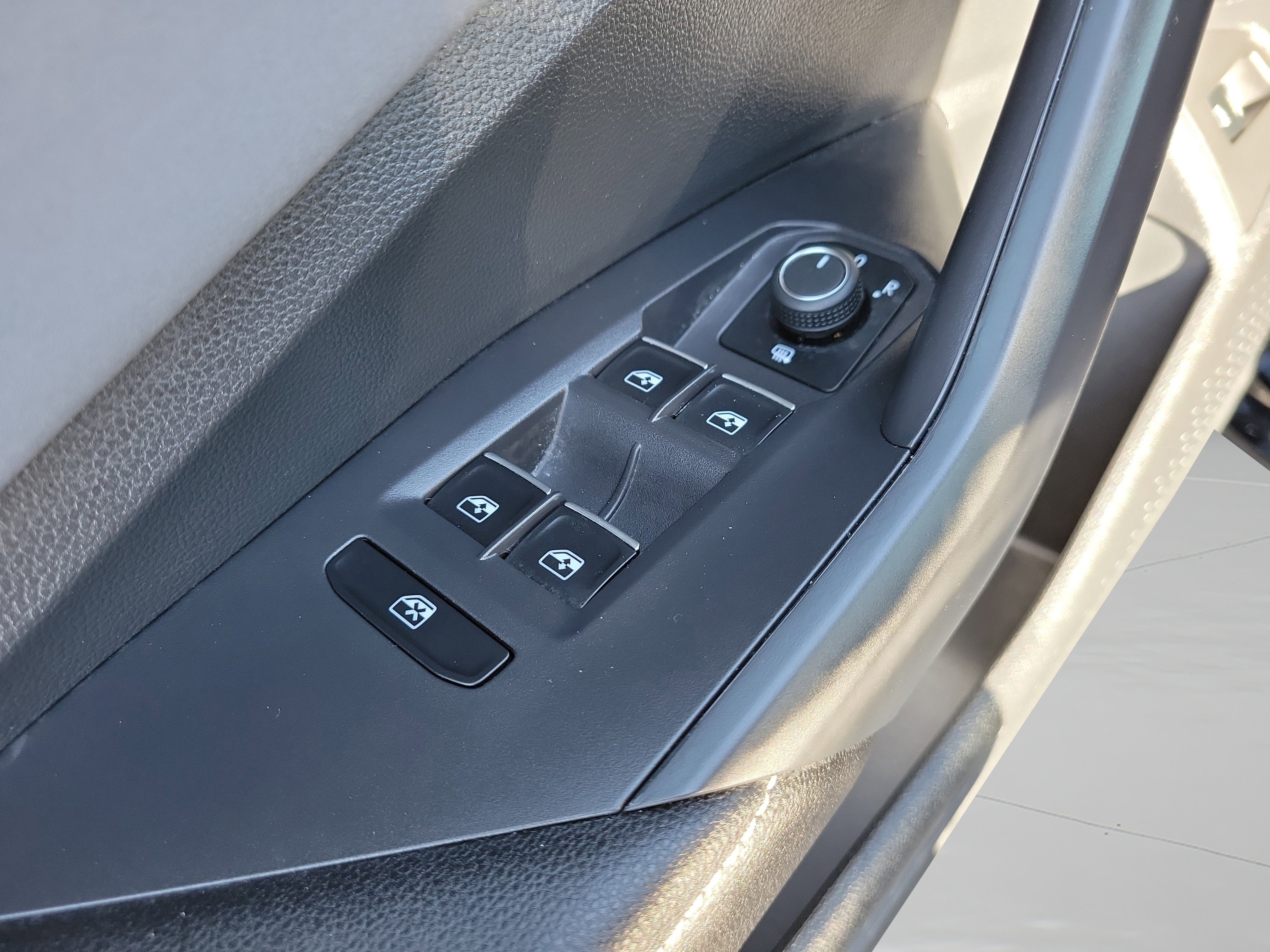 Used 2025 Volkswagen Jetta SE image 18