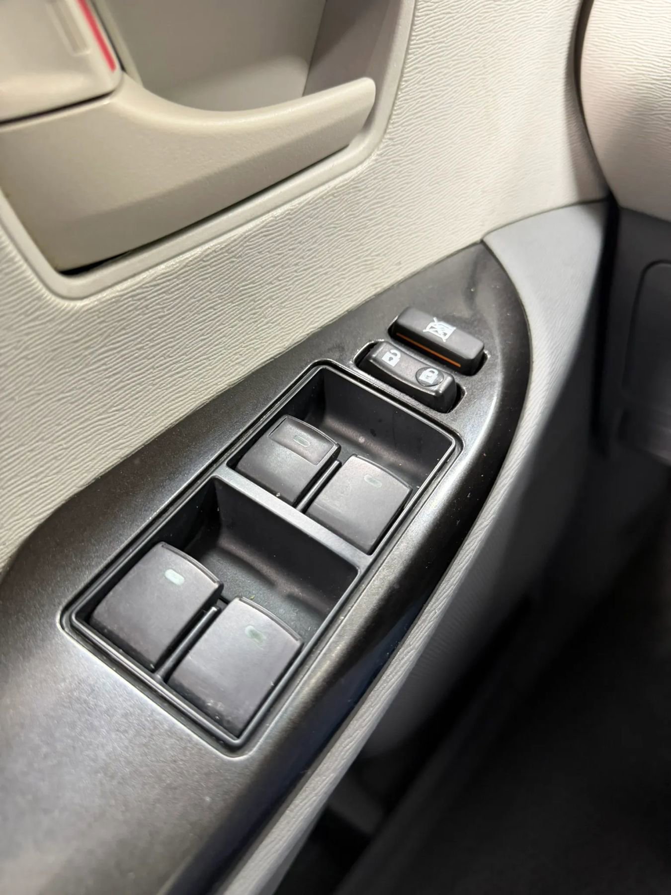 Used 2011 Toyota Sienna LE FWD image 29