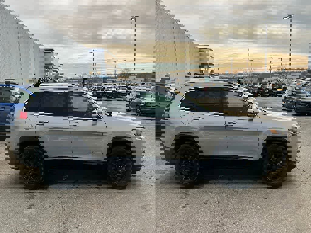 Used 2019 Jeep Cherokee Latitude w/ Cold Weather Group image 7