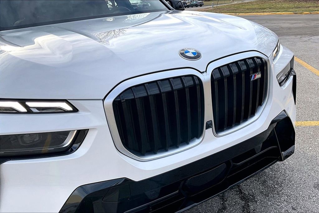 Used 2025 BMW X7 M60i w/ Climate Comfort Package image 29