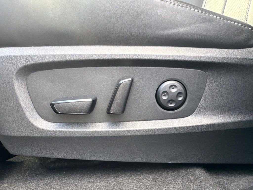 Certified 2025 INFINITI QX60 Luxe w/ Vision Package image 12