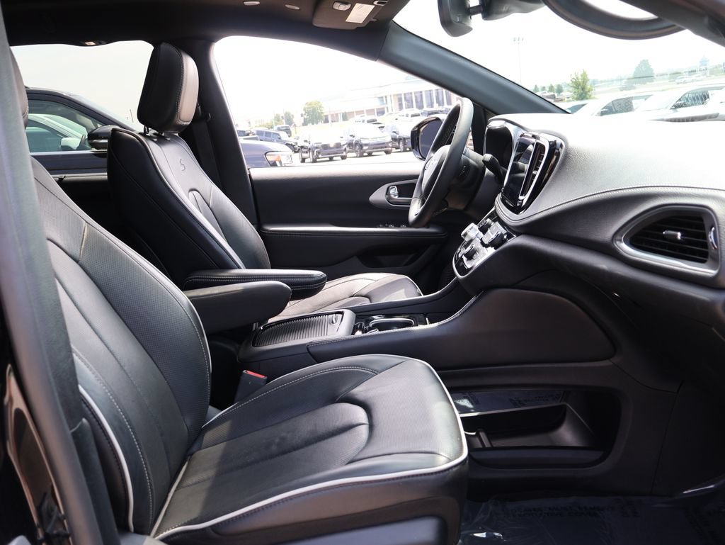 Used 2025 Chrysler Pacifica Limited FWD image 9