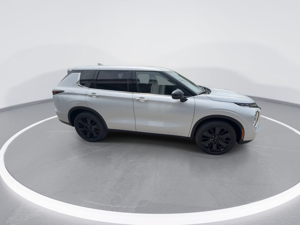 New 2026 Mitsubishi Outlander LE FWD image 9