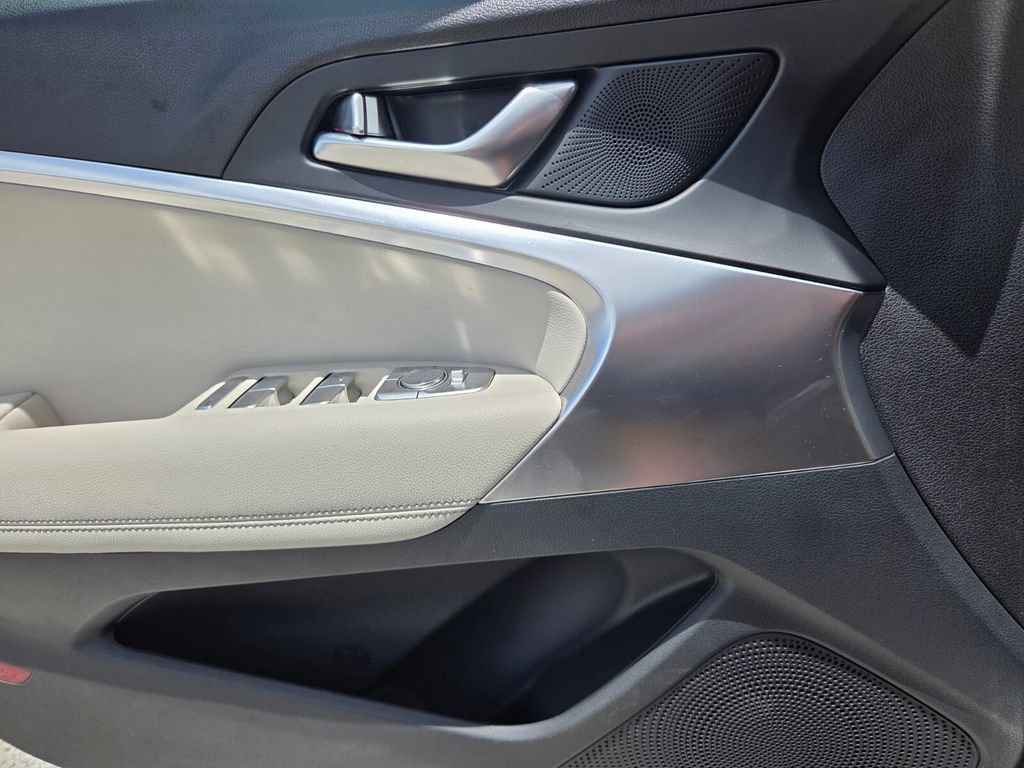 Used 2025 Genesis G70 2.5T RWD image 20