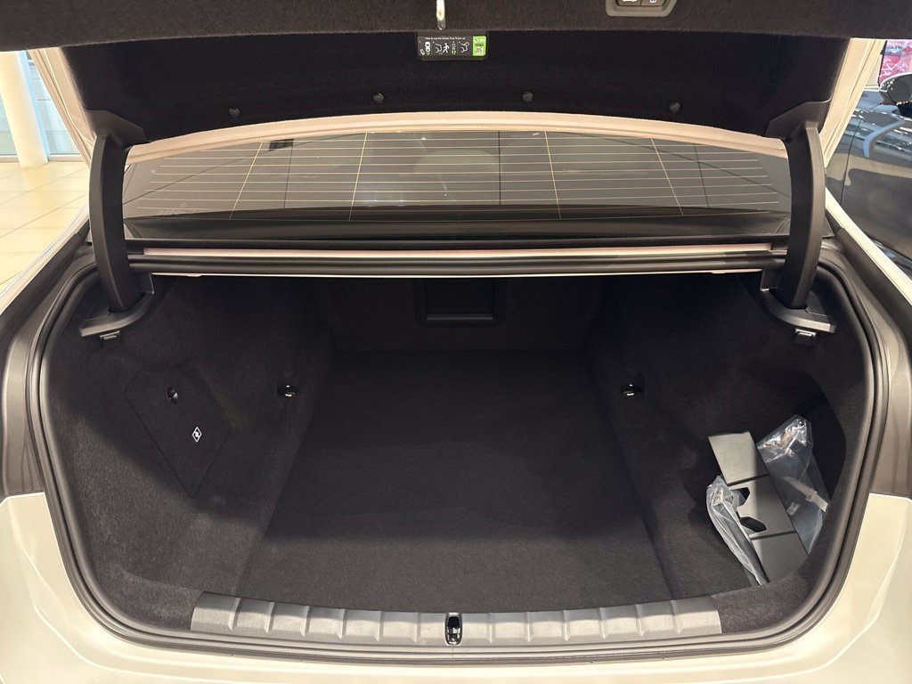 New 2027 BMW 740i RWD image 31