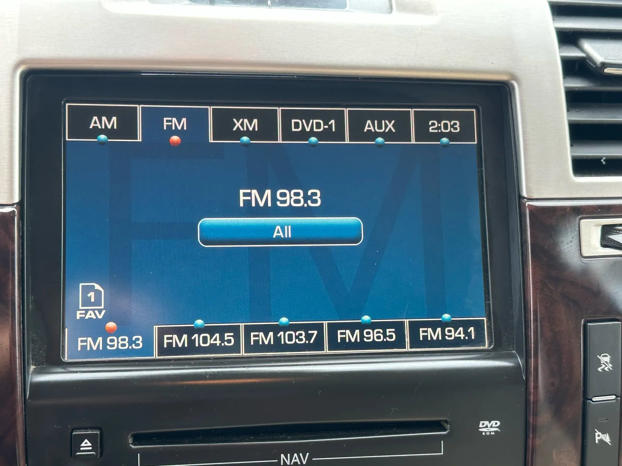 Used 2010 Cadillac Escalade Premium image 38