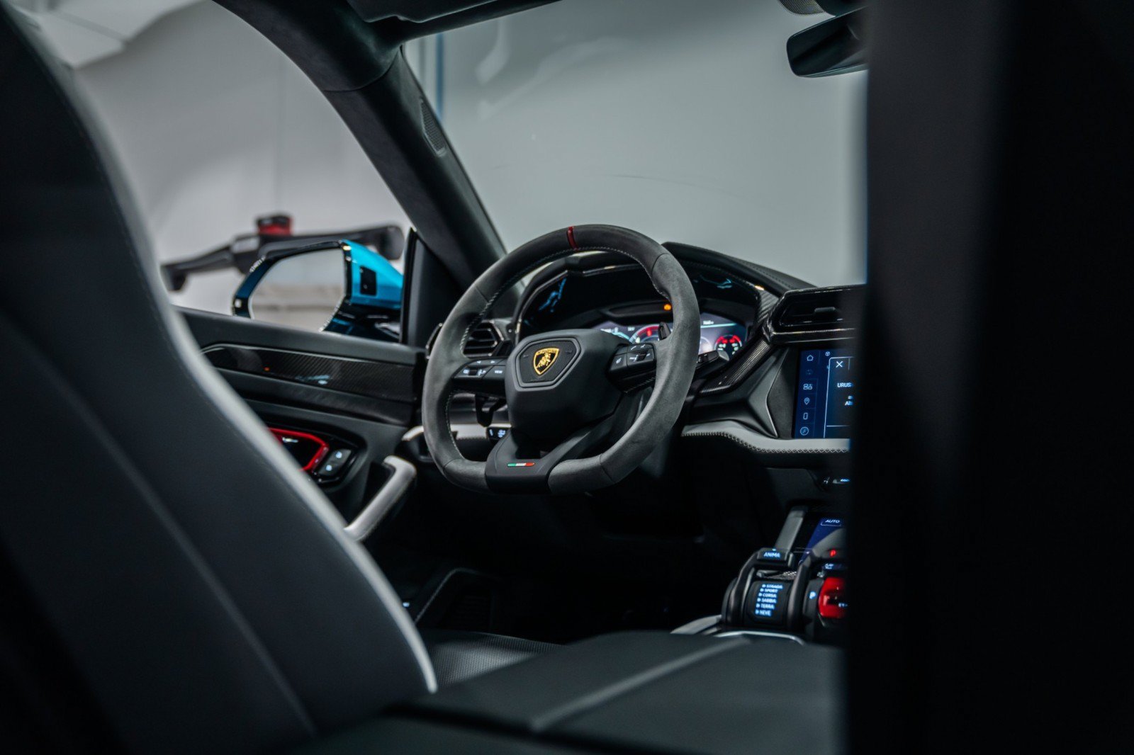 Used 2025 Lamborghini Urus SE AWD/4WD image 25