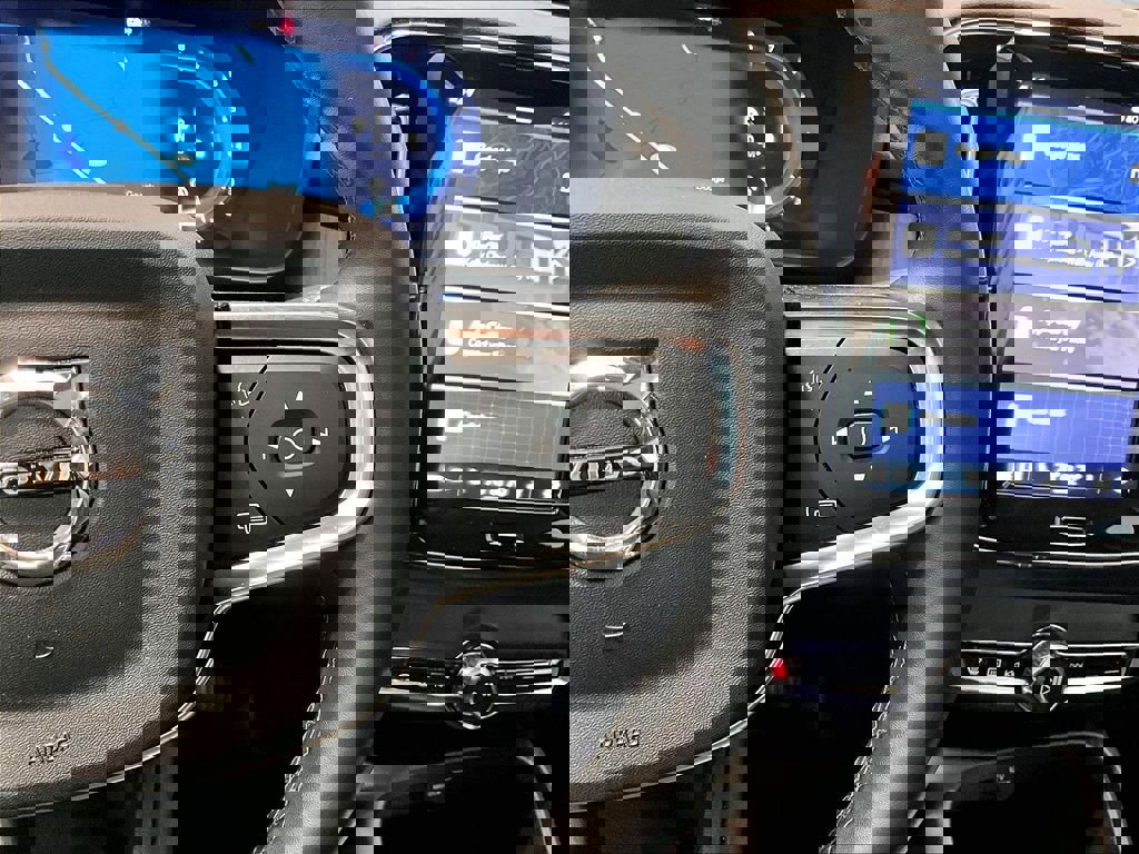 Used 2025 Volvo XC40 B5 Plus image 19