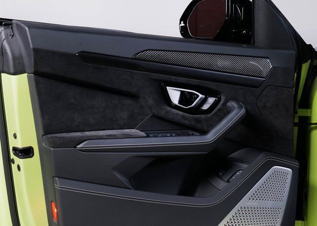 Used 2022 Lamborghini Urus image 24