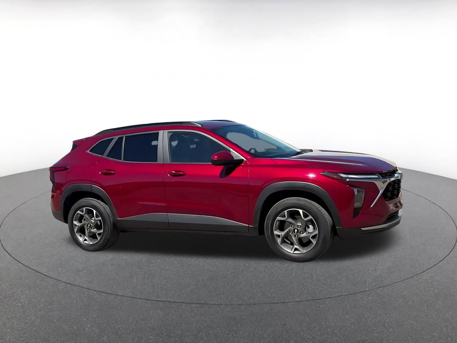 Used 2025 Chevrolet Trax LT image 2