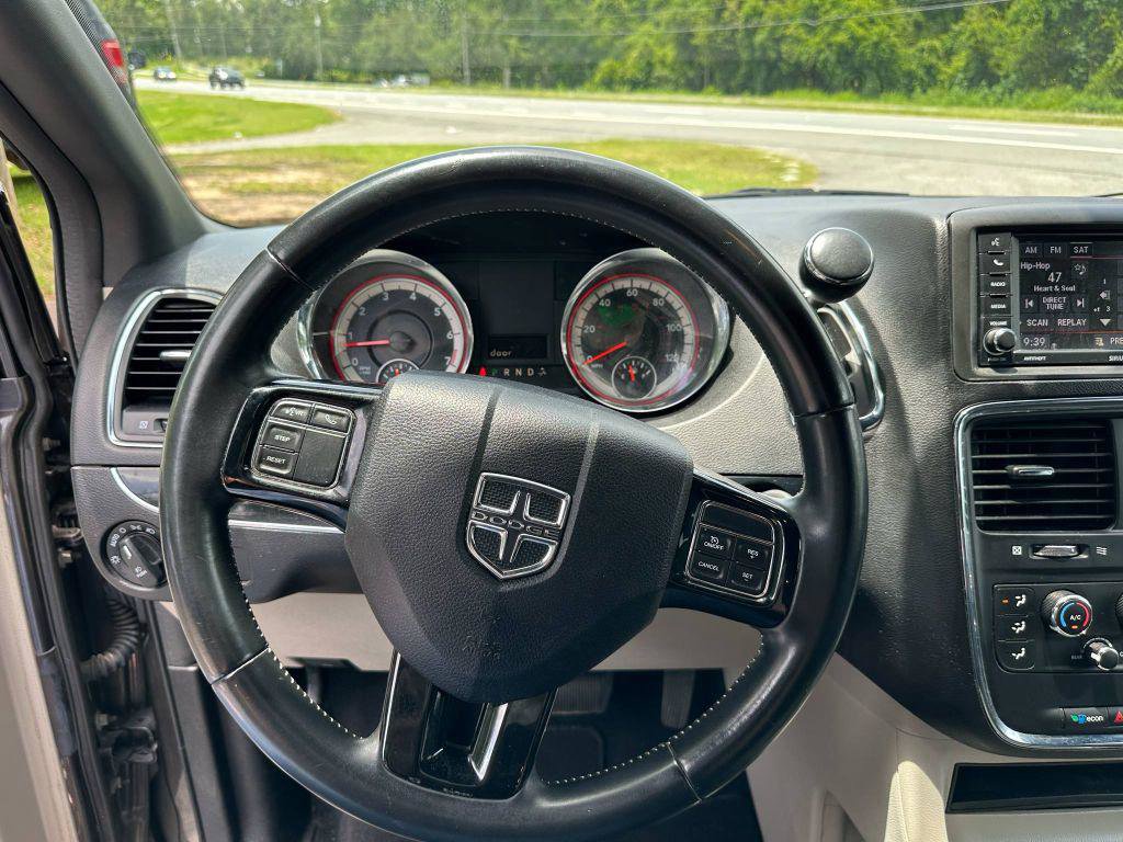 Used 2019 Dodge Grand Caravan SXT image 11