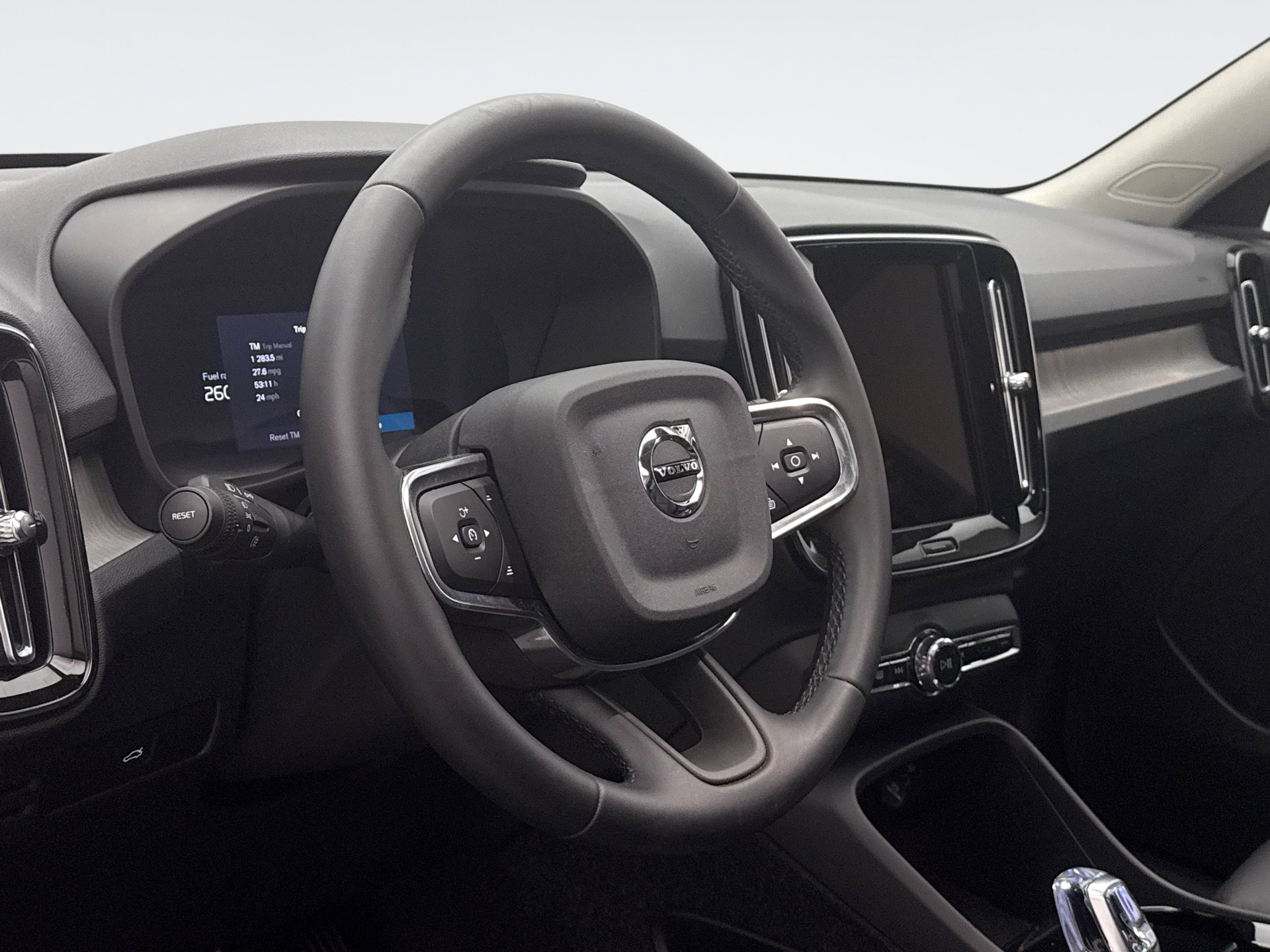 Used 2025 Volvo XC40 B5 Plus AWD/4WD image 7