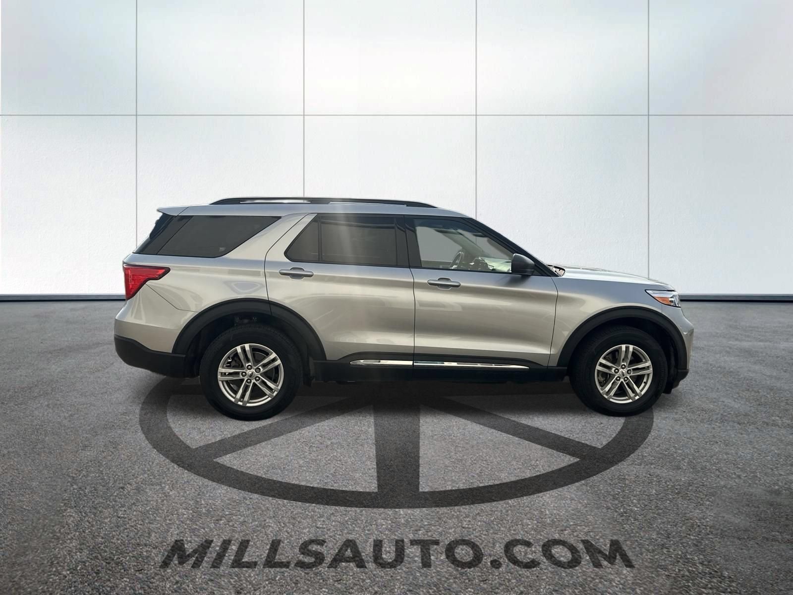 Used 2024 Ford Explorer XLT w/ Equipment Group 202A AWD/4WD image 3