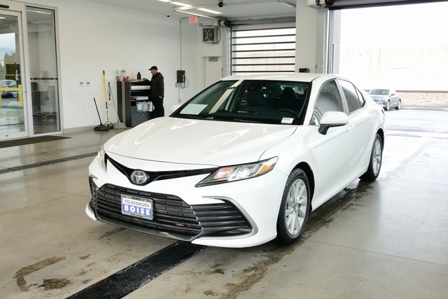 Used 2021 Toyota Camry LE image 3