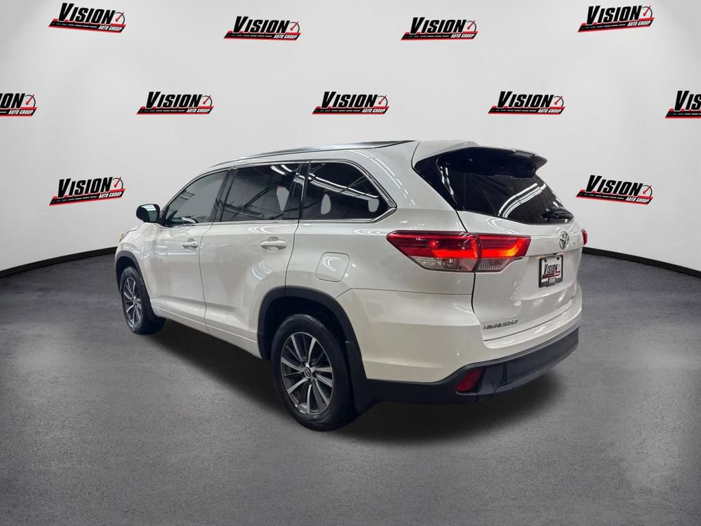 Used 2017 Toyota Highlander XLE w/ Carpet Mat Package image 7