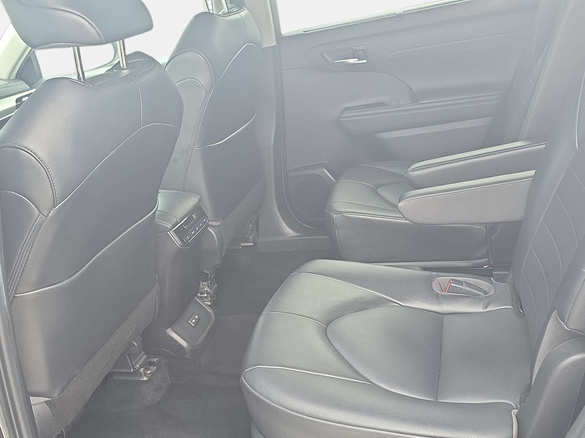 Used 2022 Toyota Highlander XLE AWD/4WD image 14
