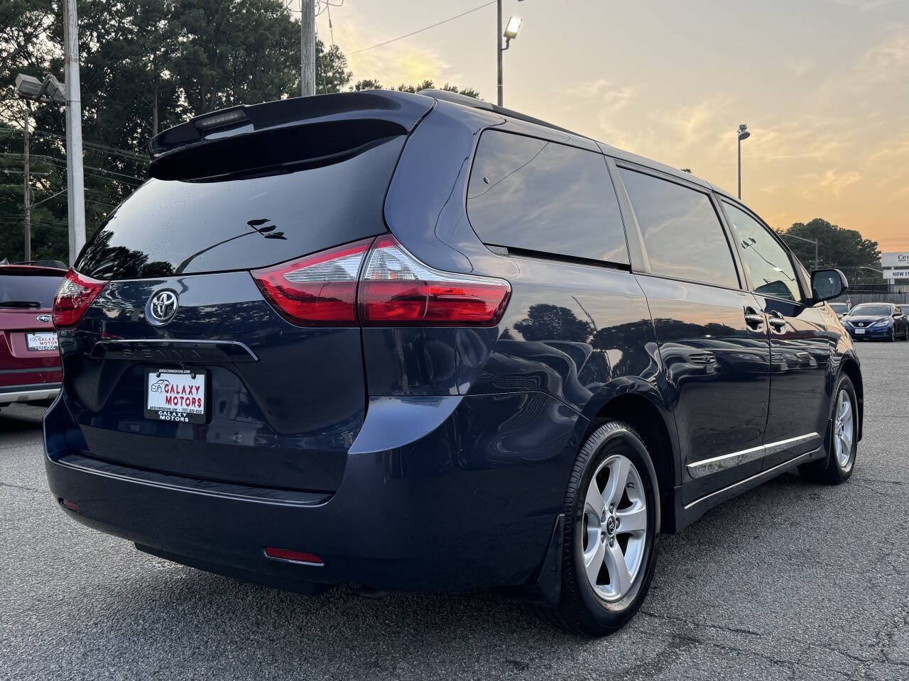 Used 2020 Toyota Sienna LE w/ LE Preferred Package FWD image 4