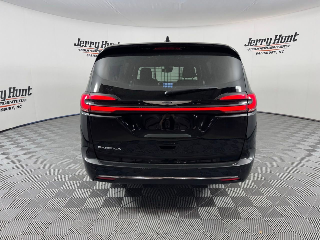 Used 2025 Chrysler Pacifica Select image 8