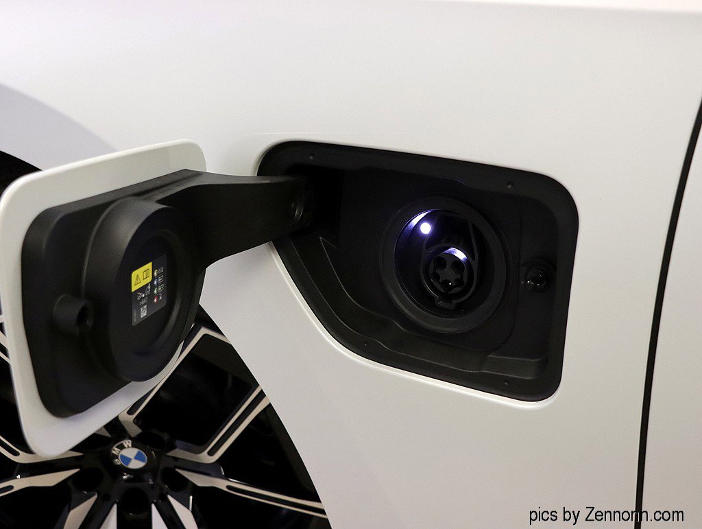 Used 2026 BMW 750e xDrive image 10