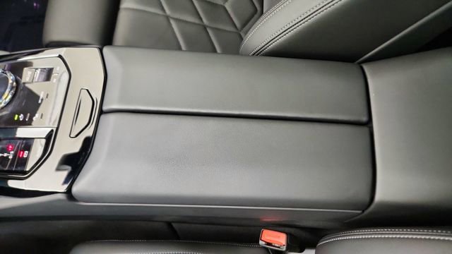 Used 2026 BMW 550e xDrive image 55