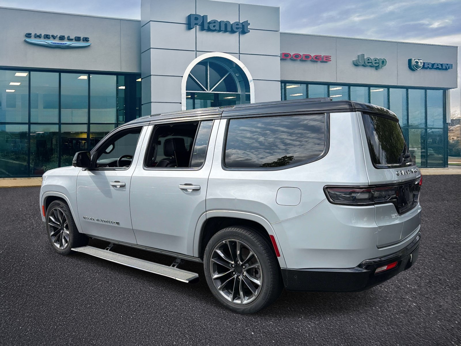 Used 2025 Jeep Grand Wagoneer Series II Obsidian w/ Quick Order Packagew 28T AWD/4WD image 3