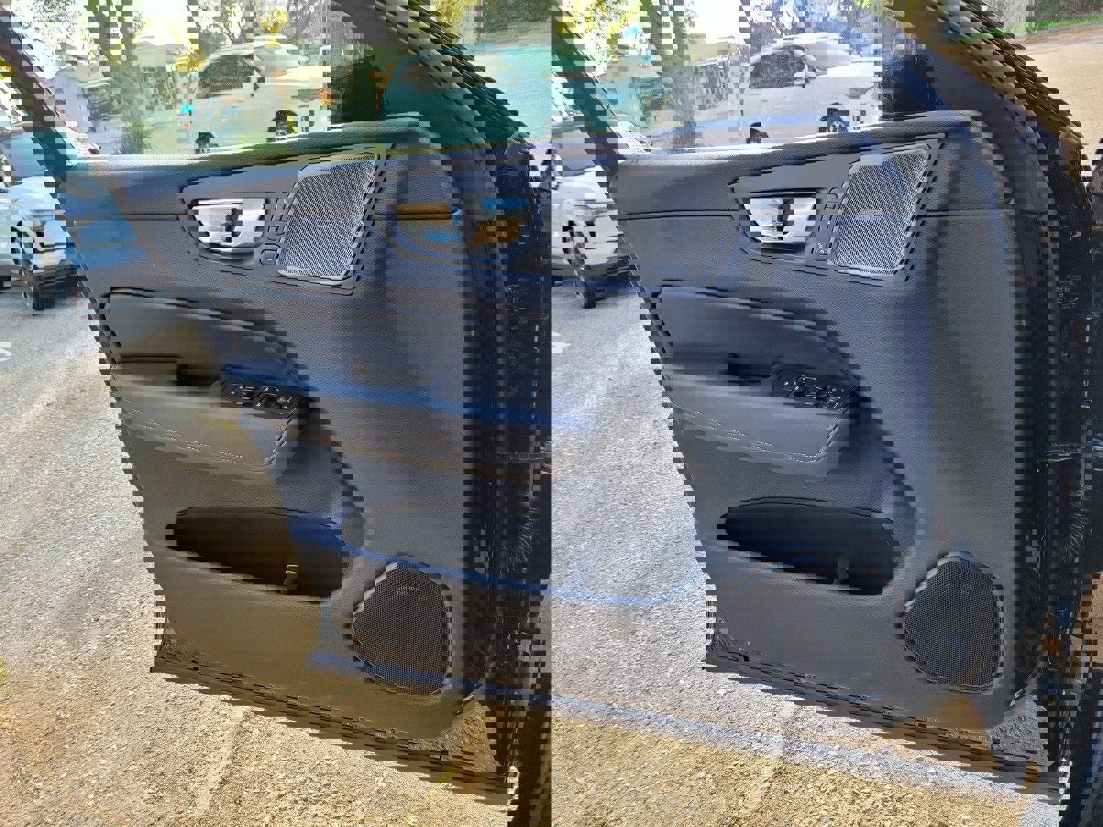 Certified 2024 Volvo XC60 T8 Ultimate w/ Protection Package Premier image 15