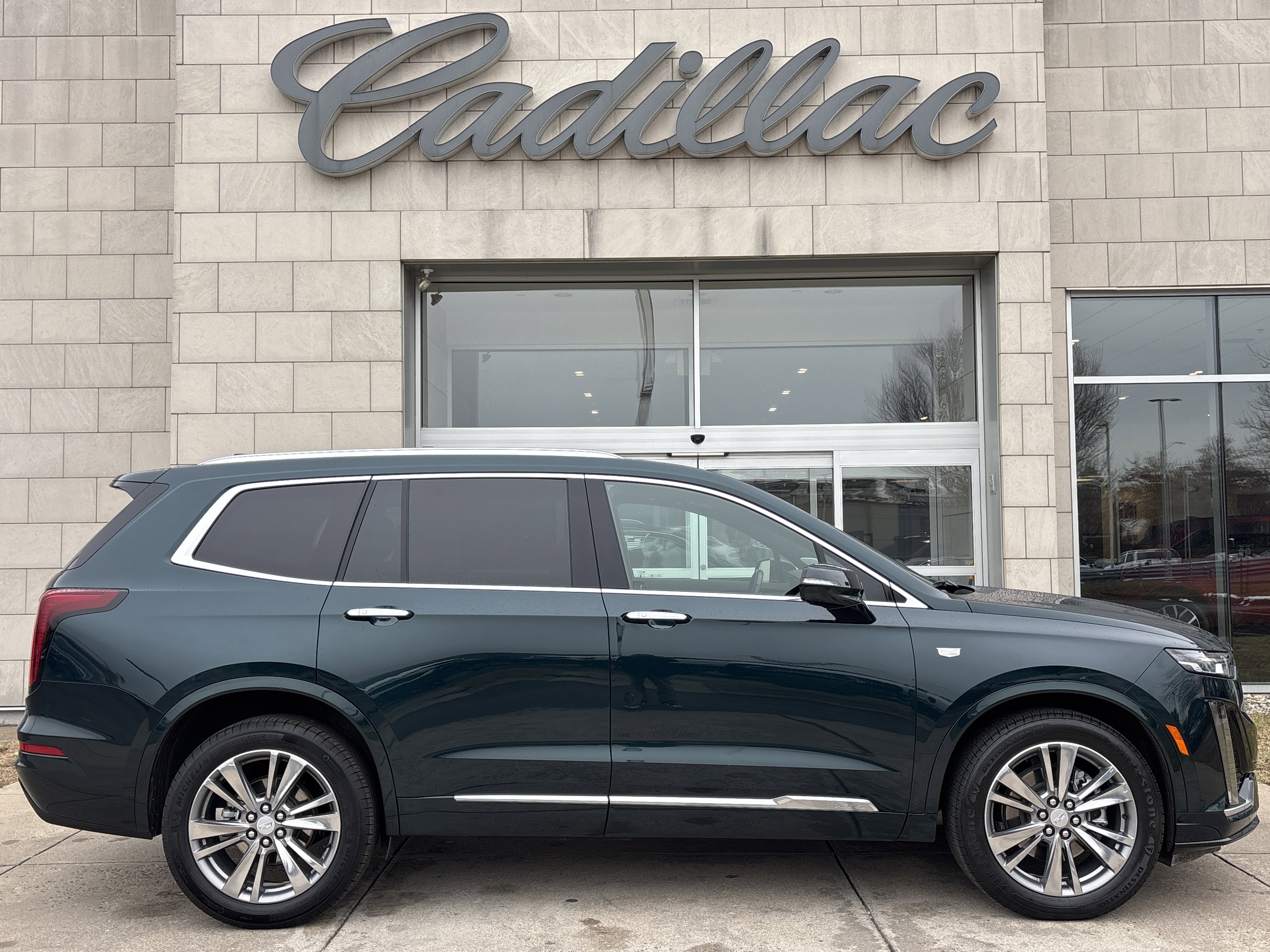 Used 2025 Cadillac XT6 Premium Luxury image 3