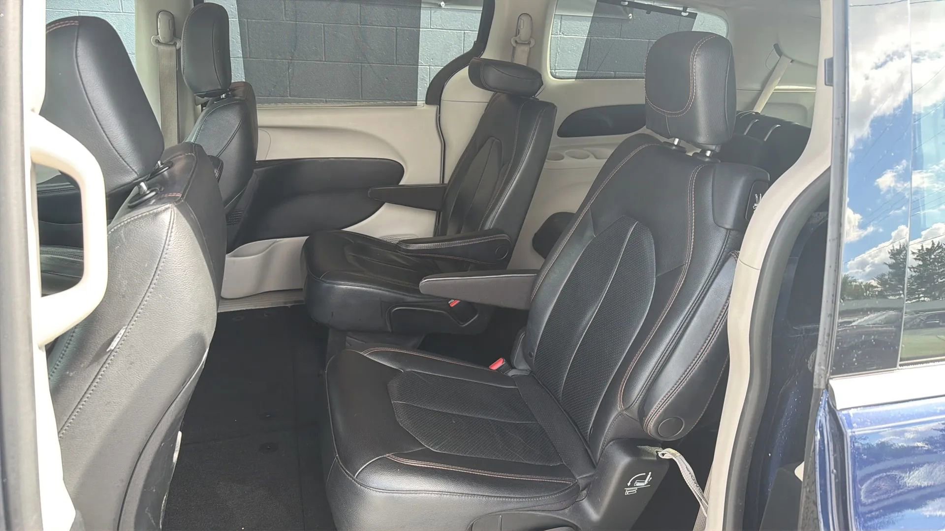 Used 2020 Chrysler Pacifica Touring-L FWD image 15