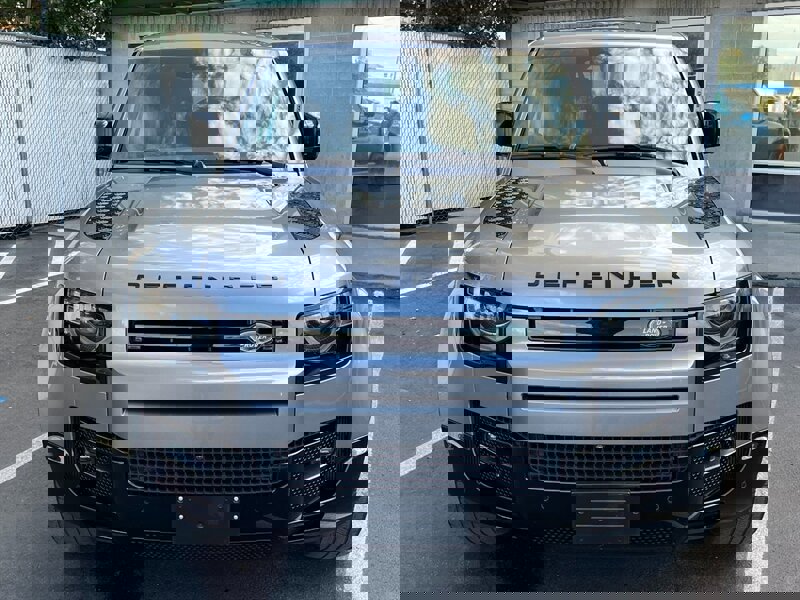 Used 2024 Land Rover Defender 130 X-Dynamic SE image 2