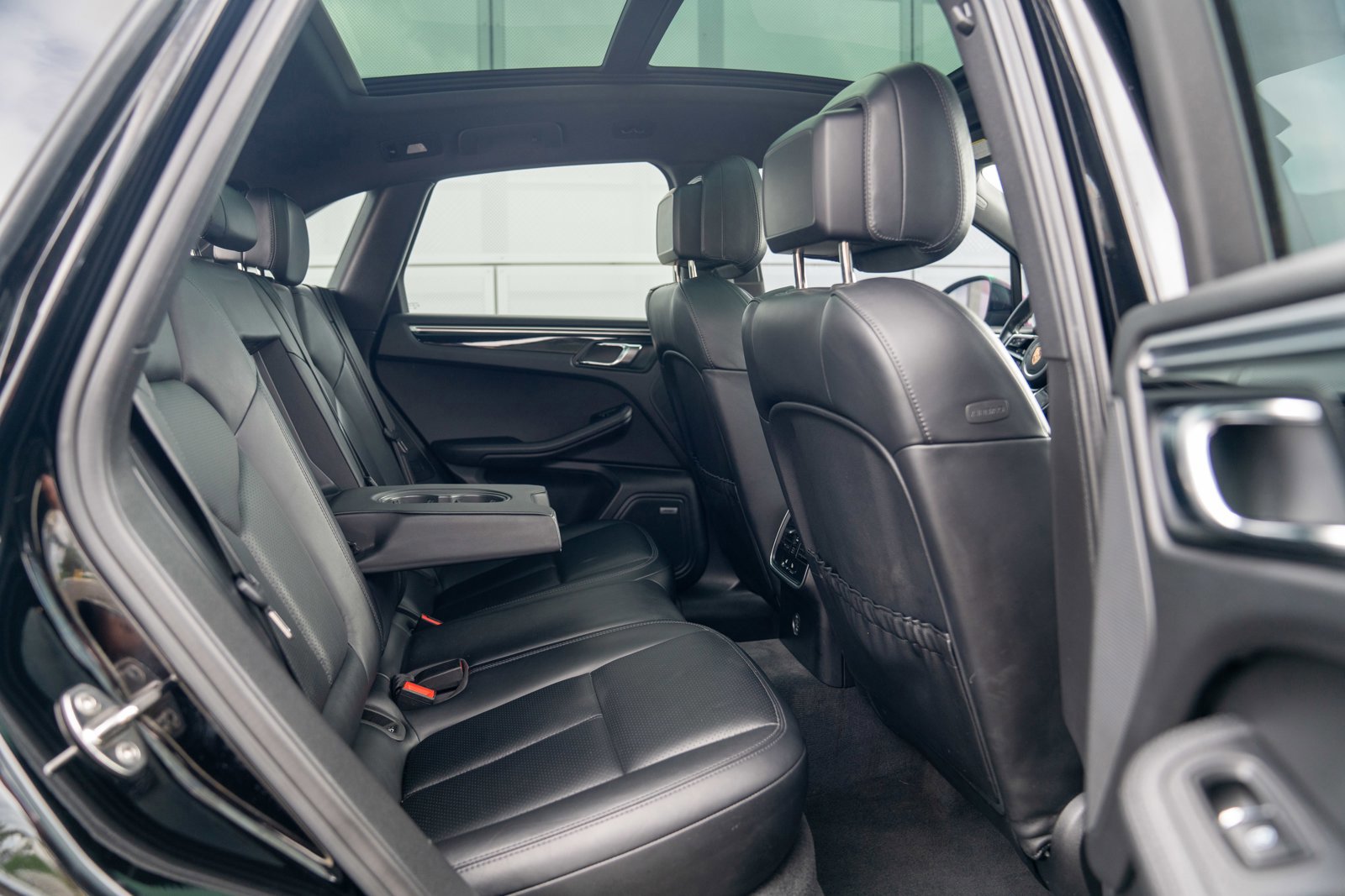 Certified 2018 Porsche Macan AWD/4WD image 24