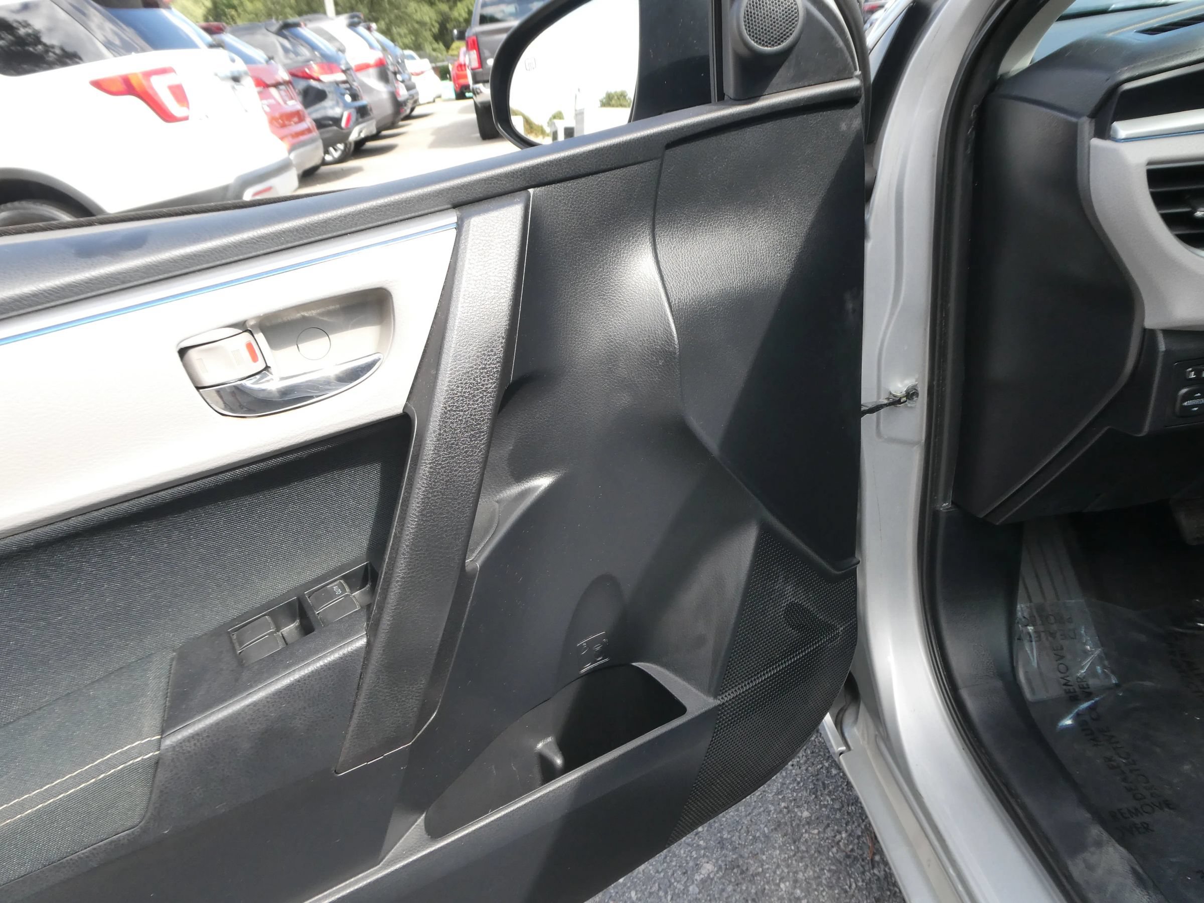 Used 2015 Toyota Corolla LE FWD image 14