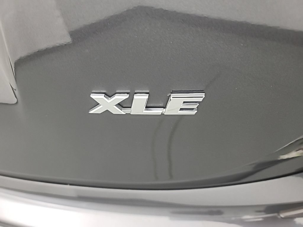 Used 2018 Toyota RAV4 XLE w/ Plus Extra Value Package FWD image 12
