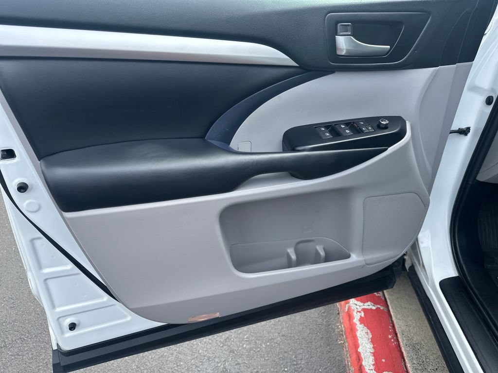 Used 2019 Toyota Highlander XLE FWD image 10