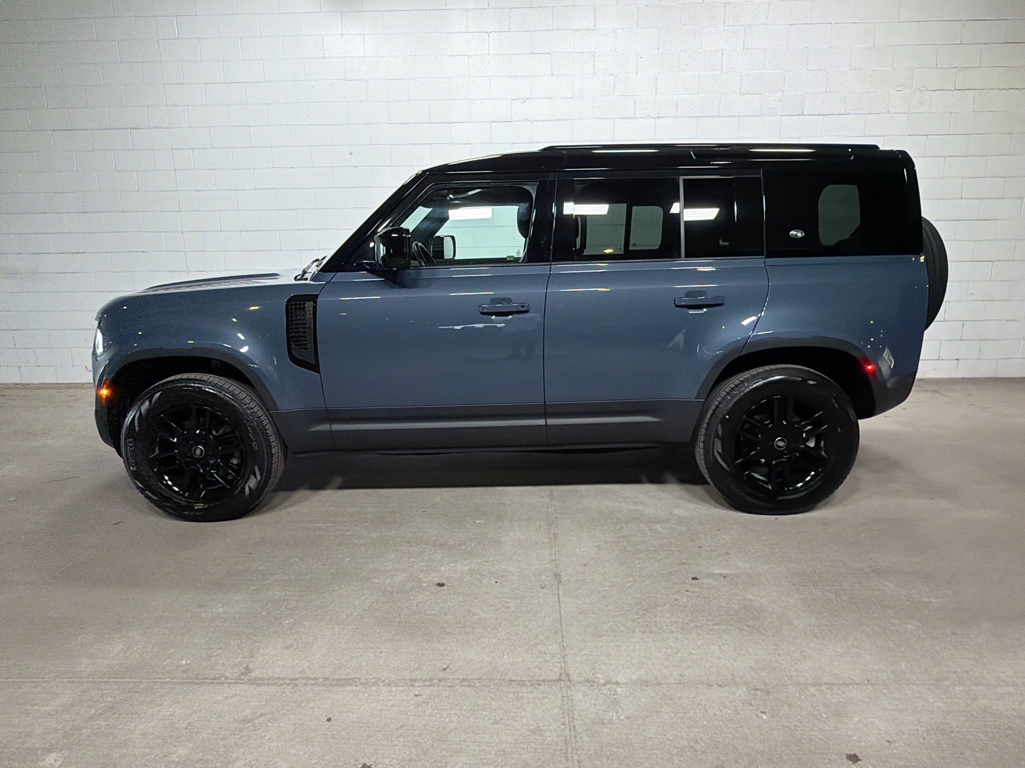 Used 2023 Land Rover Defender 110 S AWD/4WD image 2