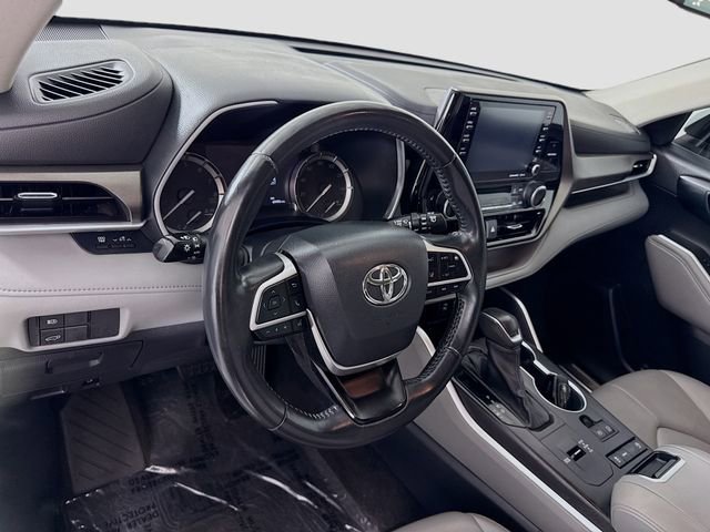 Used 2022 Toyota Highlander XLE FWD image 9