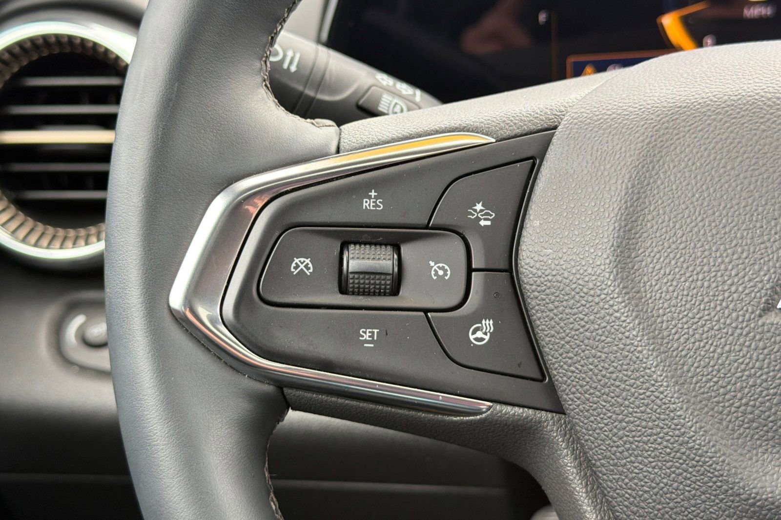 Used 2025 Chevrolet Trax ACTIV w/ Sunroof Package FWD image 35