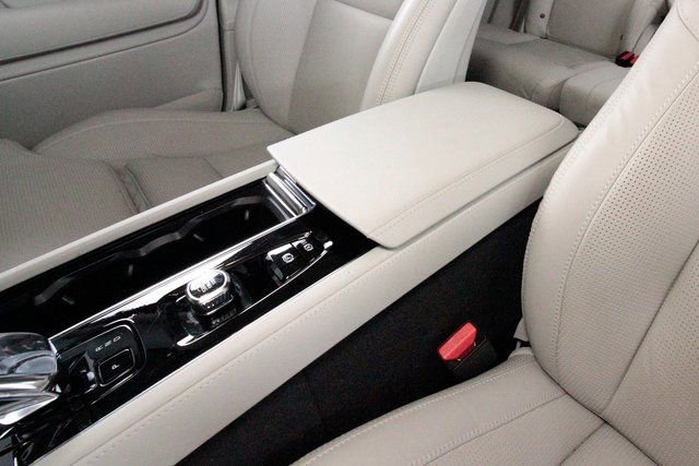 Used 2025 Volvo XC90 B6 Ultra w/ Protection Package image 12