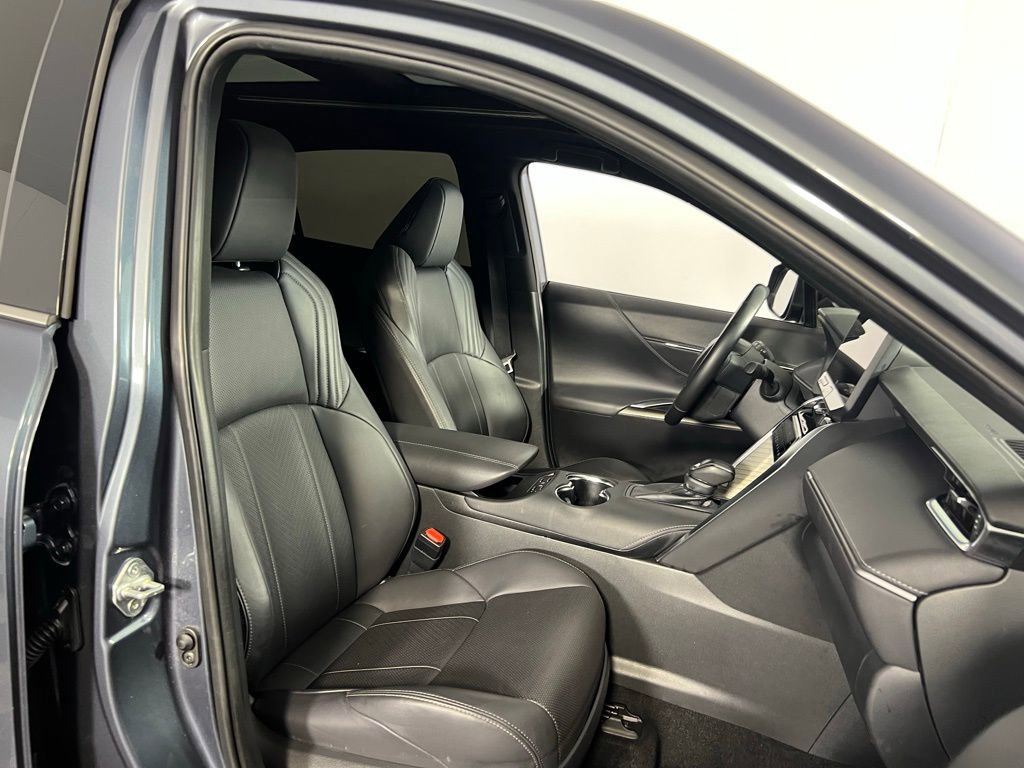 Used 2024 Toyota Venza Limited image 32
