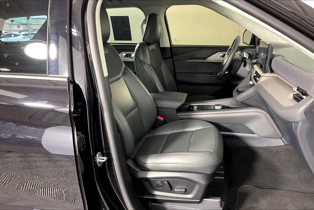 Used 2025 Ford Explorer Active w/ Active Comfort Package RWD image 9