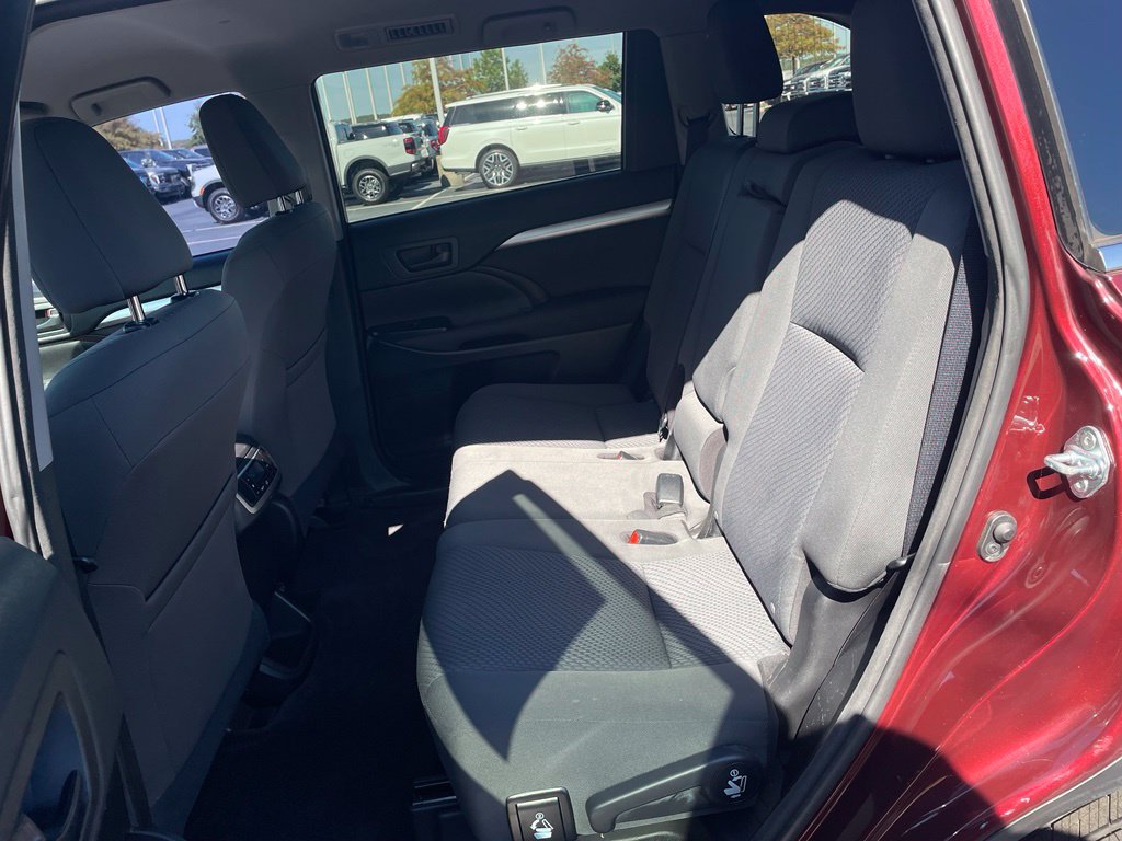 Used 2016 Toyota Highlander LE FWD image 24