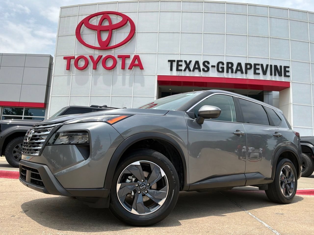Used 2025 Nissan Rogue SV FWD image 2