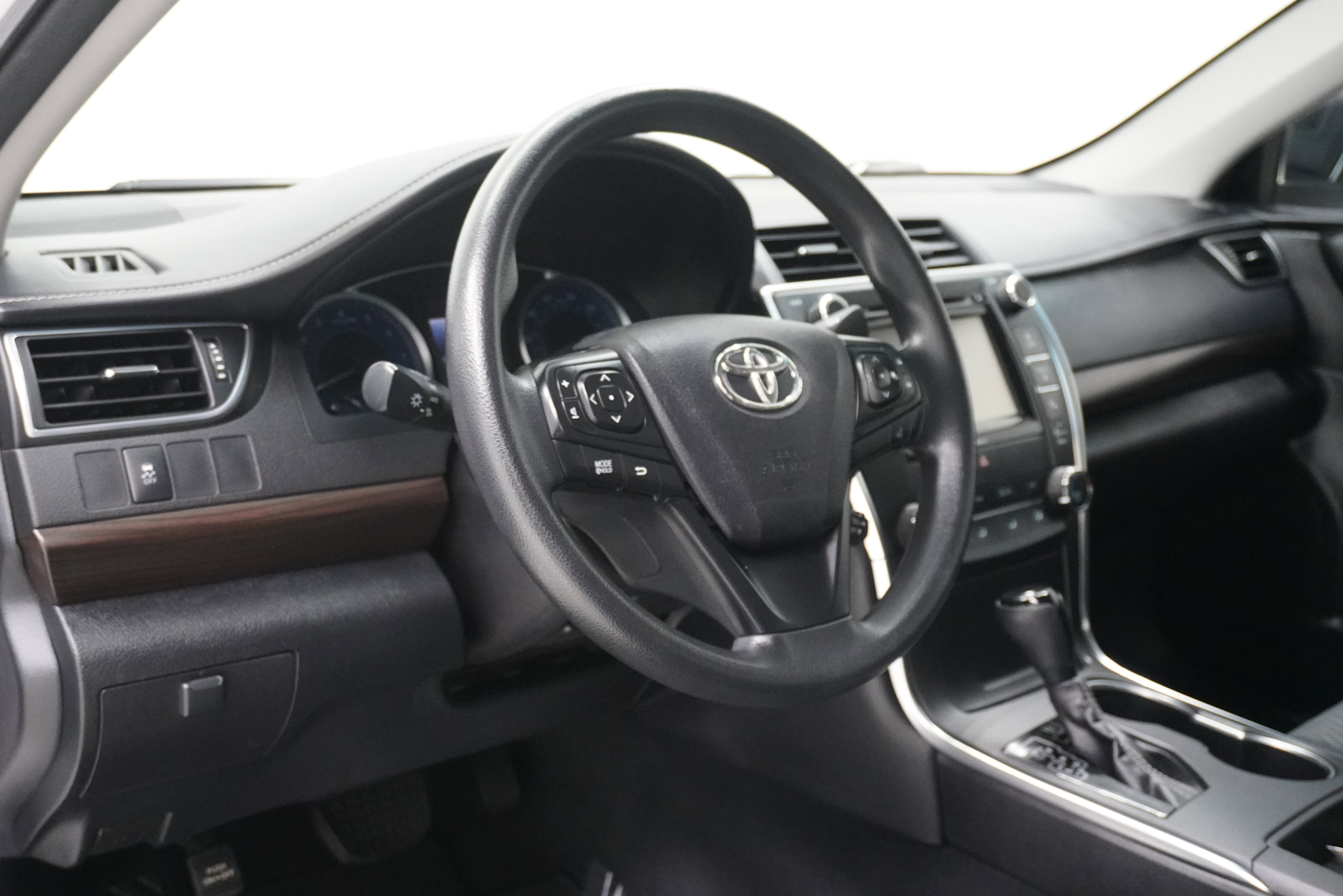 Used 2017 Toyota Camry LE FWD image 9
