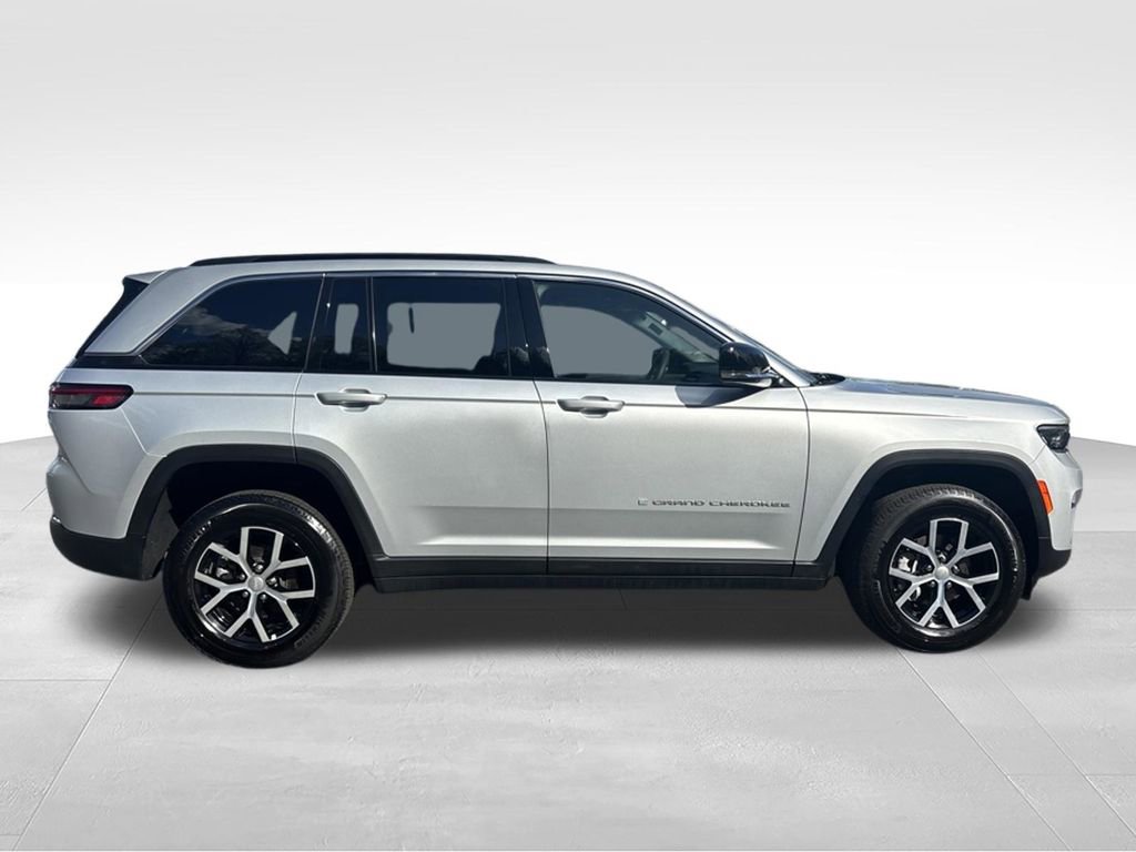 Used 2025 Jeep Grand Cherokee Limited AWD/4WD image 22